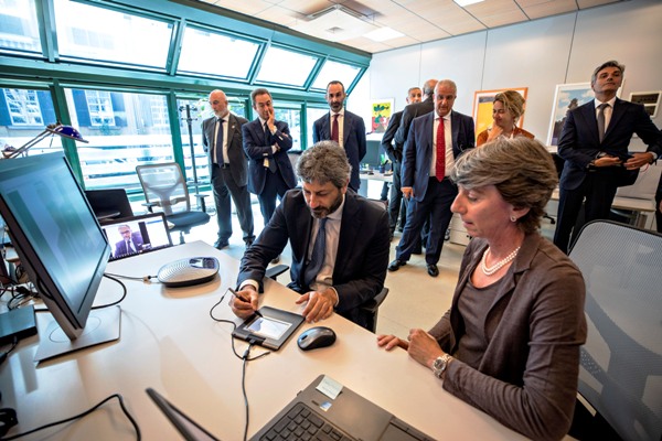 Il presidente della Camera Roberto Fico visita la sede della Società informatica del notariato