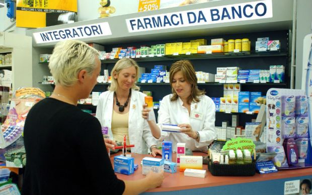 Farmacista al banco richiede più tutele