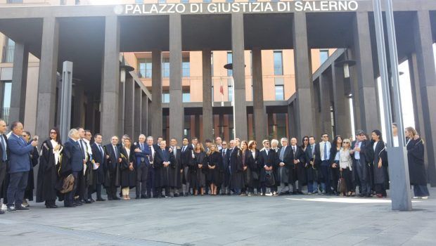 Salerno. In toga fuori dal tribunale. Il presidio dei penalisti