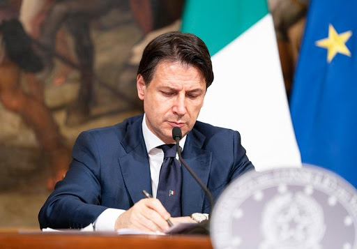 Conte rilancia sull’Iva: «Taglio per chi paga con il bancomat»