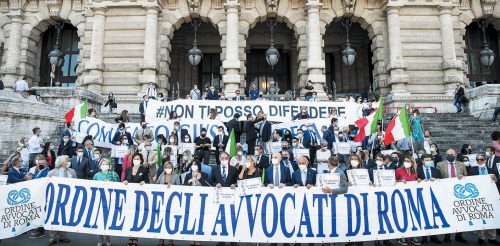 GLI AVVOCATI CELEBRANO IL FUNERALE DELLA GIUSTIZIA