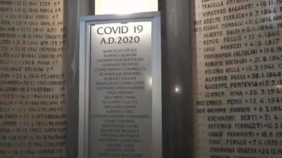 I nomi dei 179 medici italiani uccisi dal Covid scolpiti su una lapide: il monumento a Duno