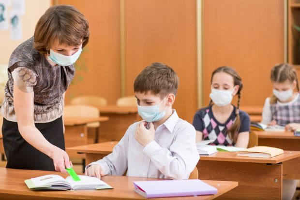 Medici: tenere mascherina anche al banco durante le lezioni