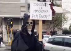 Roma. Vestito da morte al semaforo: “Indossate la mascherina”