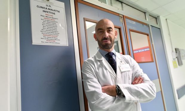 Serve una legge contro gli infermieri no-vax dice il virologo Bassetti