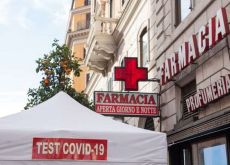 Speranza firma l’intesa tra Regioni e farmacisti per le vaccinazioni