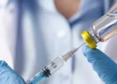 L’ultimo delirio dei no-vax: “Il vaccino? Rischia di fare danni”