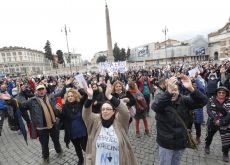 Infermieri no vax in piazza a Roma contro l’obbligo vaccinale.