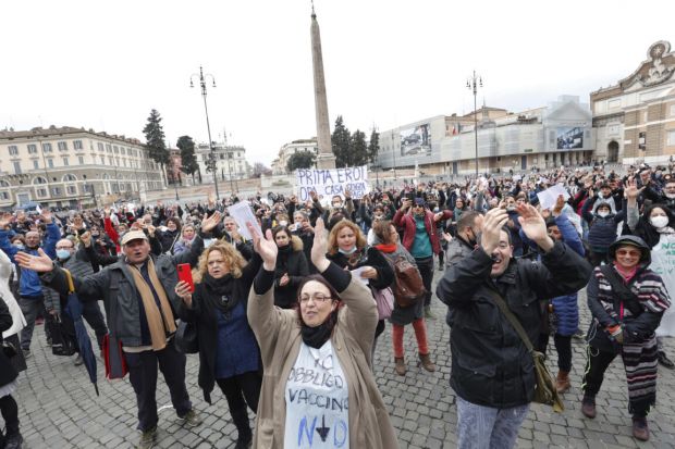 Infermieri no vax in piazza a Roma contro l’obbligo vaccinale.