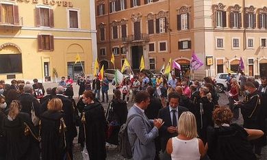 Avvocati romani in piazza al fianco dei magistrati onorari