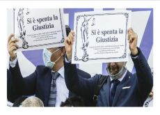 Palermo, avvocati in piazza contro la “delocalizzazione” degli uffici giudiziari