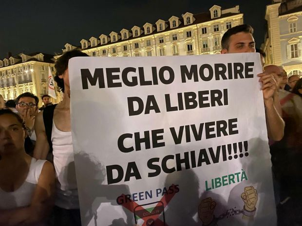 Duemila in piazza a Torino contro vaccini e green pass