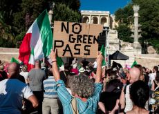 Tirapugni e spray: l’improbabile arsenale dei guerrieri no vax