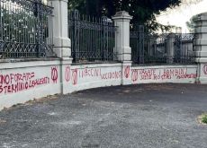 Roma, scritte no vax sui muri dello Spallanzani