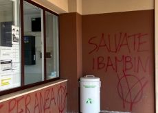 Scritte no vax a Centocelle: insulti e minacce ai medici sui muri dell’ambulatorio