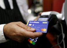 Salta la norma sul Pos ma restano le sanzioni per i commercianti che non accettano il bancomat