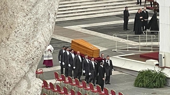 A SAN PIETRO OLTRE 100MILA FEDELI PER L'ADDIO A BENEDETTO XVI.