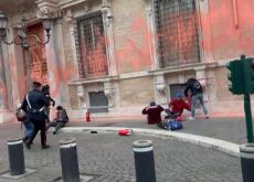 Gli ambientalisti imbrattano la facciata del Senato