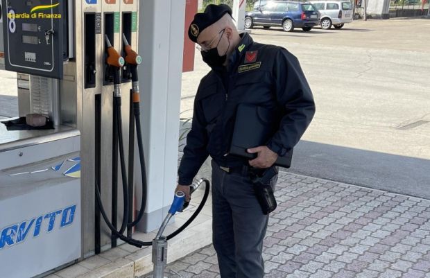 Caro benzina. Gli effetti disastrosi delle inutili e dannose nuove norme