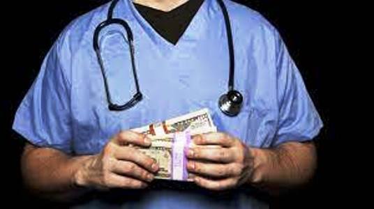 Medici pagati 1.000 euro al giorno: così i privati si mangiano gli ospedali pubblici