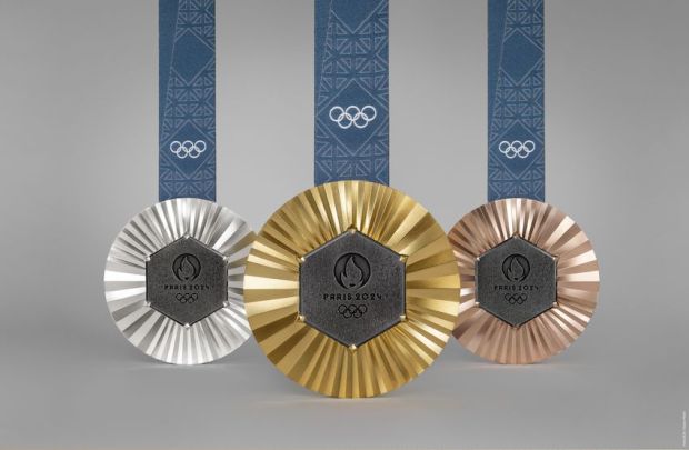 Le medaglie delle Olimpiadi di Parigi, fatte con pezzi della Tour Eiffel