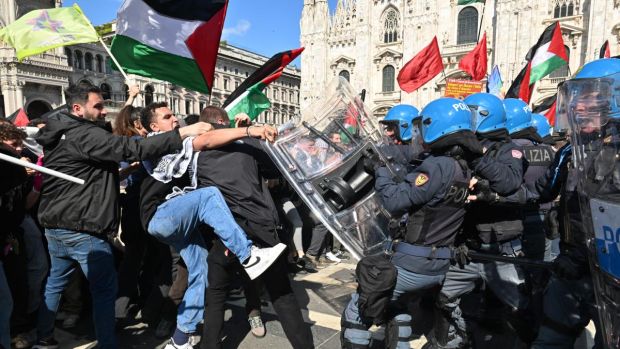 A Milano coltellate, calci e pugni: la furia degli immigrati di seconda generazione al corteo del 25 aprile