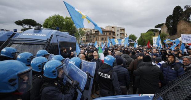 25 aprile di tensione a Roma: insulti e lanci di oggetti dalla brigata ebraica ai manifestanti pro-Palestina.