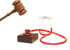 Ogni anno 35mila le cause contro i medici italiani