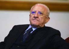 Il “campo largo” si restringe: anche De Luca straccia la favola unitaria di Schlein
