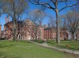 Trump va allo scontro con Harvard e i suoi seguaci.