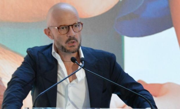 Basta giocare a ping pong con il contratto. dei medici