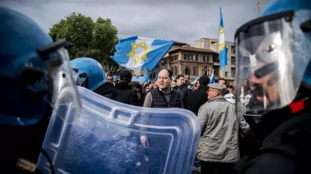 La piazza della pace non vuole la bandiera israeliana