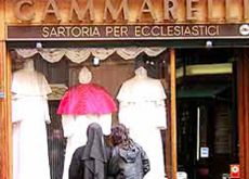 I vestiti in tre misure per il nuovo Papa