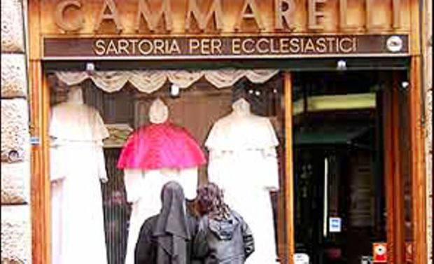 I vestiti in tre misure per il nuovo Papa