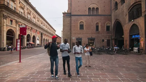Il nero che fa paura a Bologna: quello degli immigrati
