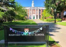 Sospeso il blocco di Trump delle iscrizioni di studenti stranieri ad Harvard