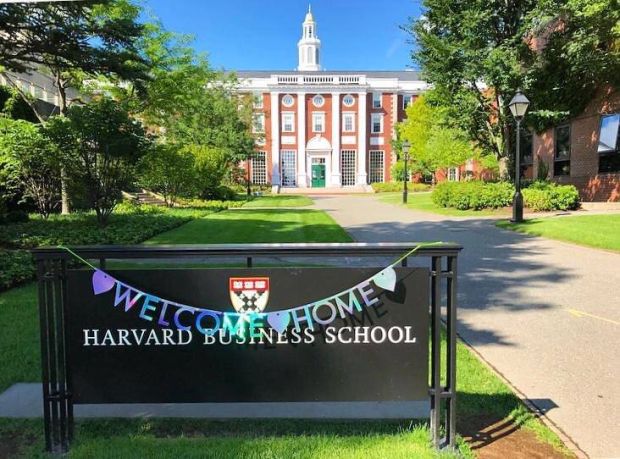 Sospeso il blocco di Trump delle iscrizioni di studenti stranieri ad Harvard