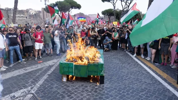 I pacifisti che sparare agli ucraini va bene perché sono nazisti