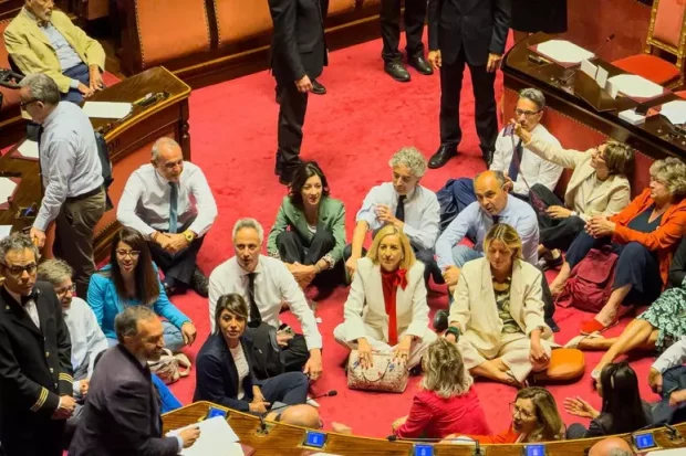 In Senato protesta opposizioni sul dl sicurezza, Aula sospesa