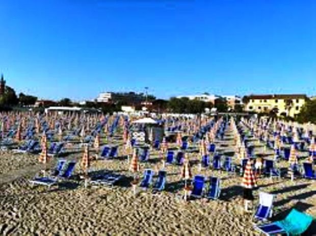 Lidi ferraresi, i maranza devastano le spiagge.