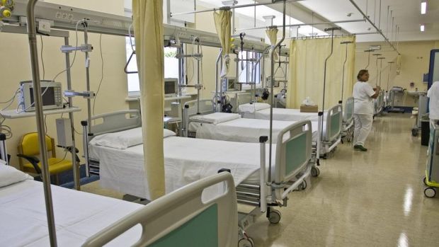 Posti letto in Europa per abitante, solo in Italia si taglia senza alternative