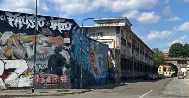 “Sono arrivati”: completato senza incidenti lo sgombero del centro sociale Leoncavallo a Milano