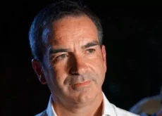 Esplode il caso Calabria. Occhiuto indagato per corruzione: “Mi dimetto e mi ricandido, votiamo”