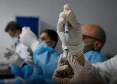 Usa, Kennedy Jr. annulla 500 milioni di finanziamenti per sviluppo vaccini a mRNA