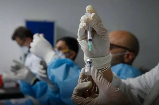 Usa, Kennedy Jr. annulla 500 milioni di finanziamenti per sviluppo vaccini a mRNA