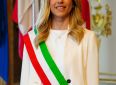 Una donna a sinistra rivendica di essere moglie