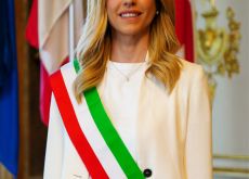 Una donna a sinistra rivendica di essere moglie
