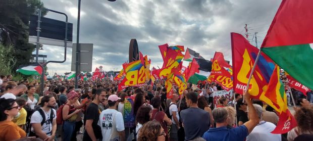 Blocchiamo tutto. Oggi l'Italia si ferma per Gaza Cortei a Roma, Milano e Napoli. .