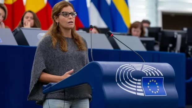 Il caso Ilaria Salis. Forza Italia vacilla sulla immunità. Orbán le invia le coordinate del carcere