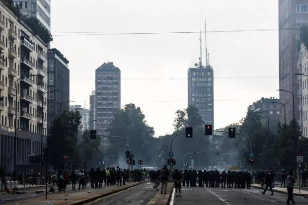 Scontri al corteo a Milano, cinque arresti: due sono minorenni